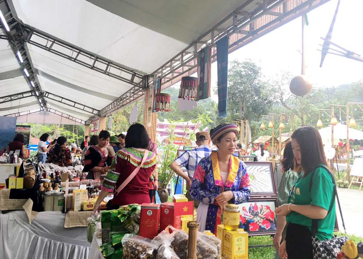 Gian trưng bày, giới thiệu và quảng bá các sản phẩm du lịch của Hà Giang tại hội chợ.