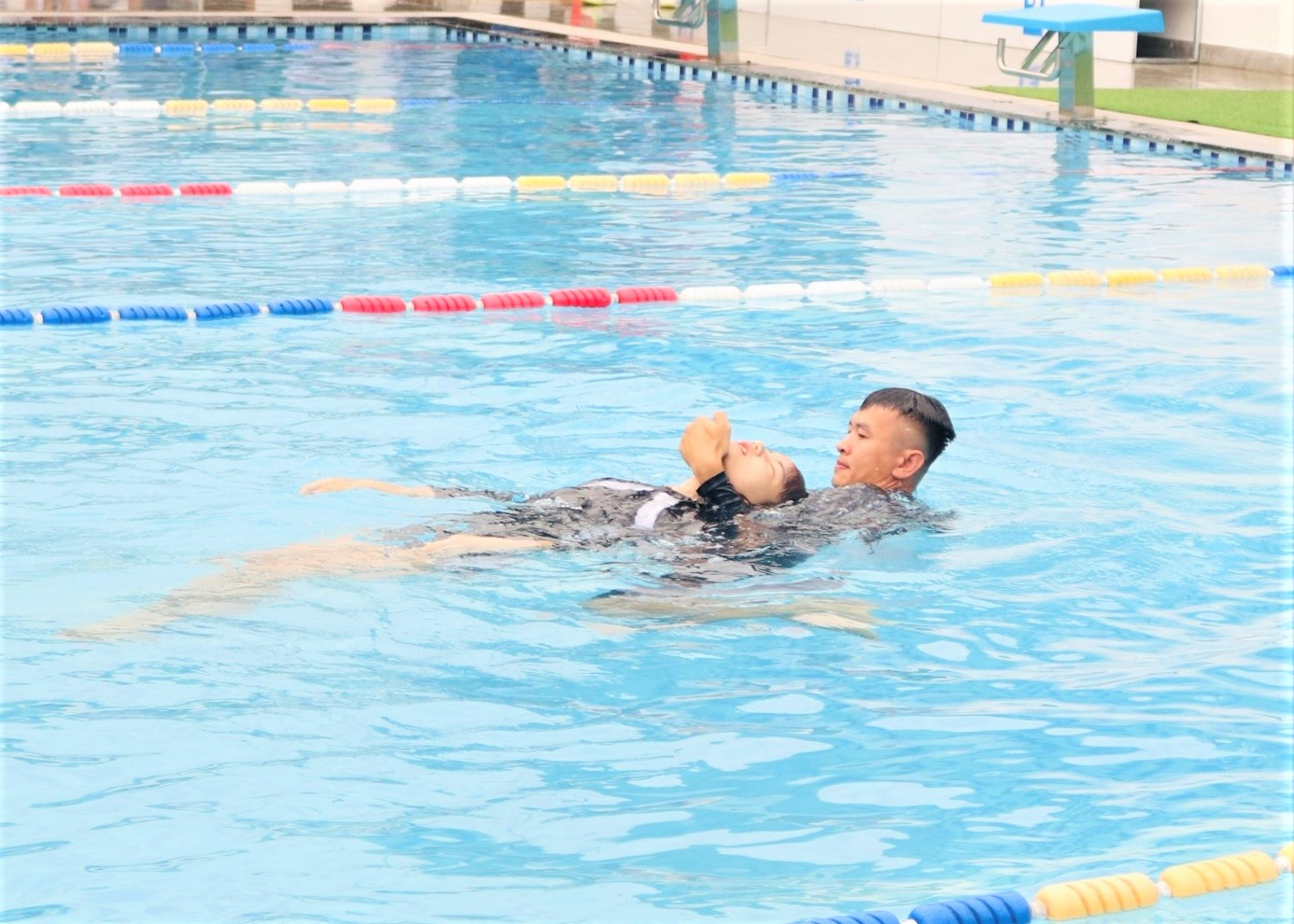 Các vận động viên hướng dẫn cứu nạn khi xảy ra sự cố trong tham gia bơi.