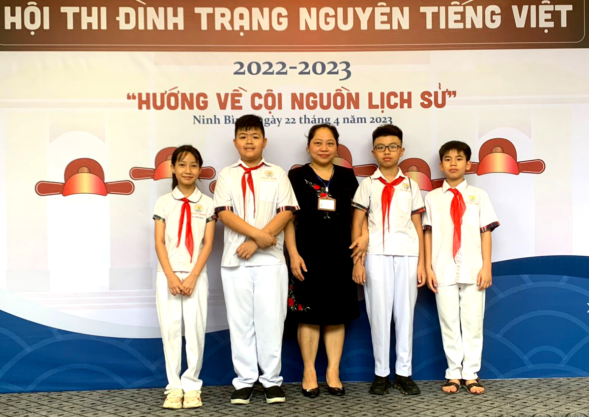 Cô giáo Đặng Thị Chung và 4 em học sinh đạt giải từ trái qua phải: Bùi Minh Trang (lớp 5A1), Mai Phúc Vinh (4A1), Phạm Tấn Vinh (5A1), Phạm Đình Kiên (4a1).