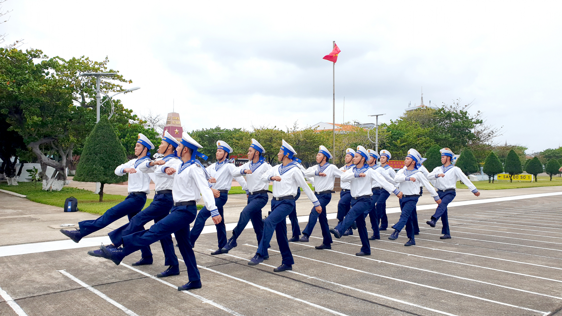 Duyệt đội ngũ bên Cột mốc chủ quyền trên Đảo Trường Sa.
