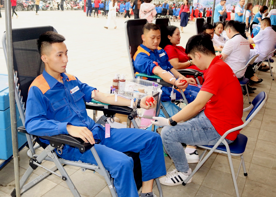 Nhân viên Công ty Xăng dầu Hà Giang hiến máu tình nguyện.