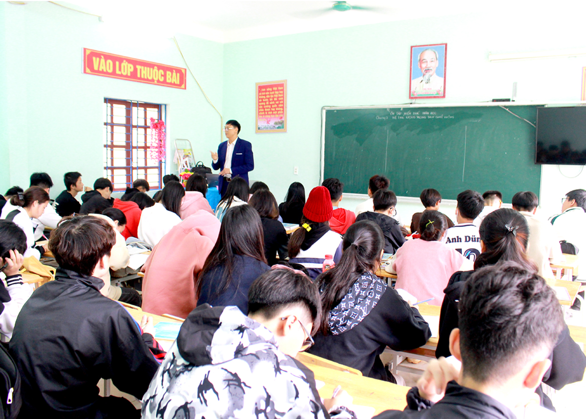 Học sinh lớp 9, Trường THCS Đồng Văn ôn tập chuẩn bị kỳ thi vào lớp 10.