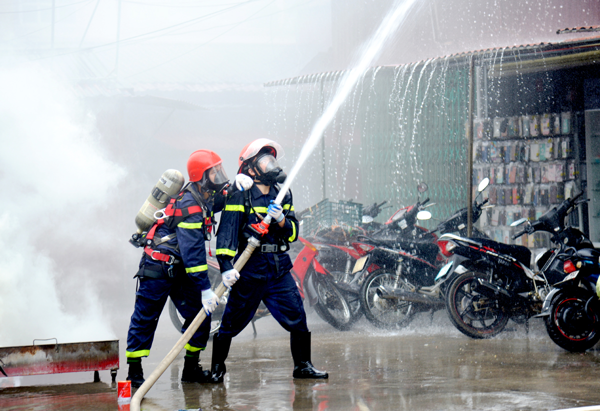 Lực lượng Cảnh sát Phòng cháy, chữa cháy và cứu nạn cứu hộ diễn tập các biện pháp dập tắt đám cháy tại chợ trung tâm thành phố Hà Giang.
