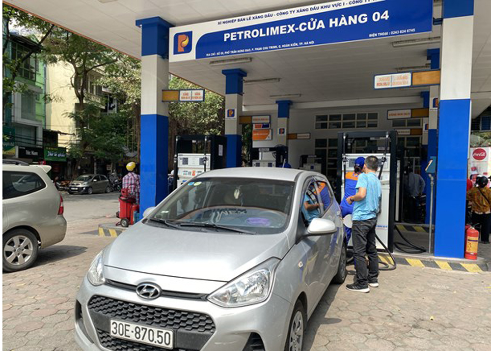 Nhân viên Petrolimex bán xăng cho khách hàng.