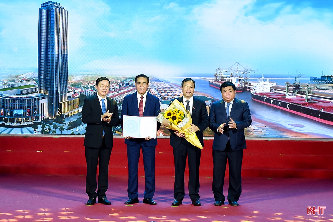 Phó Thủ tướng Chính phủ Trần Hồng Hà và Bộ trưởng Bộ KH&ĐT Nguyễn Chí Dũng trao quyết định phê duyệt Quy hoạch tỉnh, tặng hoa chúc mừng Hà Tĩnh.