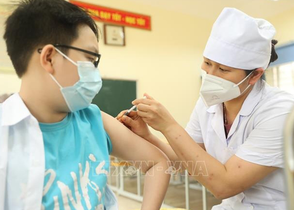 Nhân viên y tế quận Hà Đông tiêm vaccine phòng COVID-19 cho học sinh lớp 6 tại điểm tiêm chủng Trường THCS Lê Quý Đôn