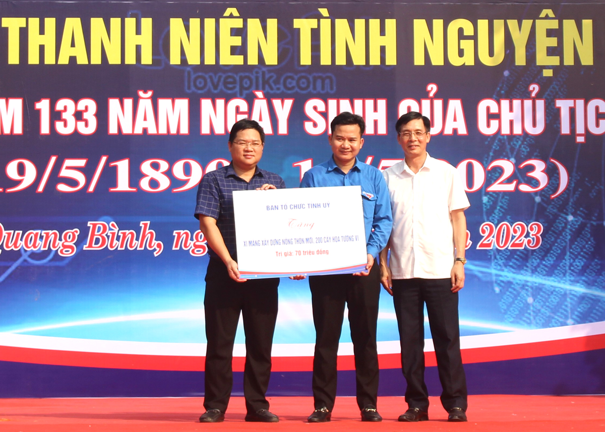 Ban Tổ chức Tỉnh ủy tặng xi-măng xây dựng Nông thôn mới và 200 cây hoa Tường Vy cho xã Xuân Giang
