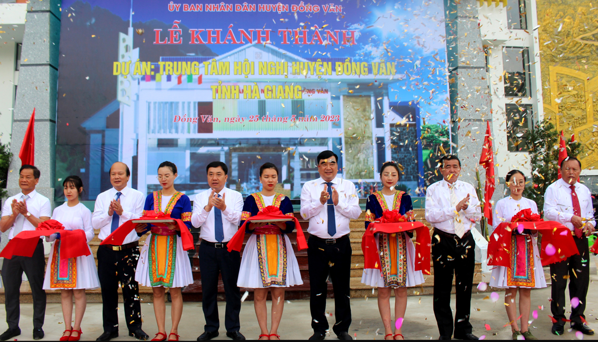 Các đồng chí lãnh đạo tỉnh và huyện Đồng Văn cắt băng khánh thành Trung tâm hội nghị huyện Đồng Văn

