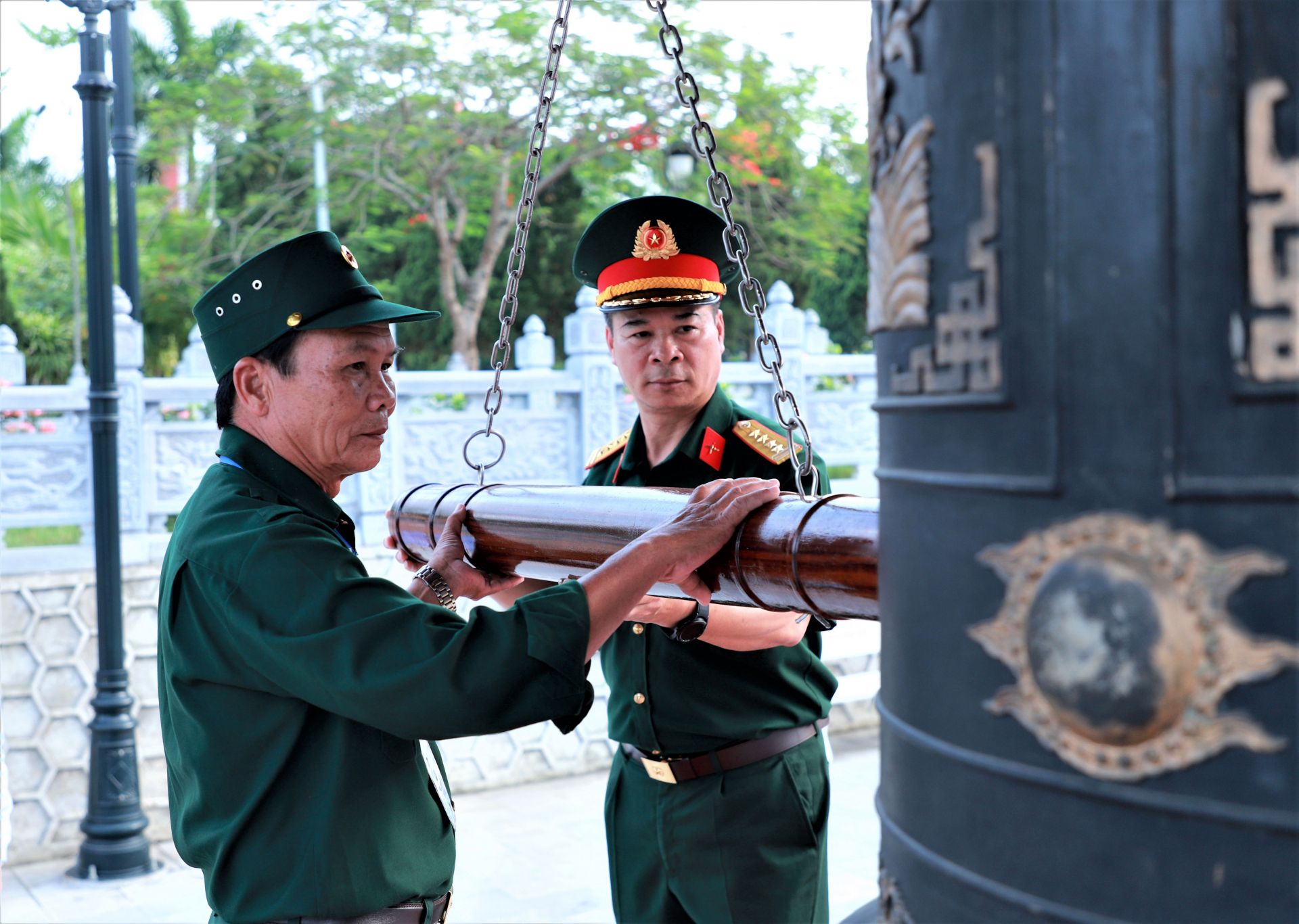 Đoàn Giao vận Quảng Đà và lãnh đạo Bộ CHQS tỉnh thỉnh chuông tưởng nhớ các AHLS trong khuôn viên Nghĩa trang Liệt sỹ Quốc gia Vị Xuyên.