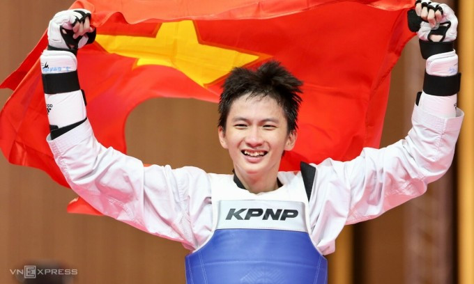 Võ sĩ taekwondo Phạm Đăng Quang cầm cờ mừng chiến thắng trong trận chung kết hạng 63kg nam. Chiếc HC vàng của anh cũng là HC vàng thứ 120 tròn của đoàn Việt Nam từ đầu SEA Games 32.
