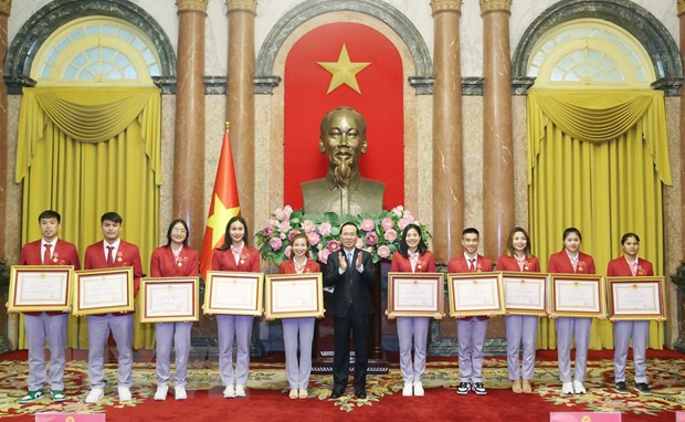 Chủ tịch nước Võ Văn Thưởng trao tặng Huân chương Lao động hạng Nhì và hạng Ba cho các vận động viên tham dự SEAGames 32. 