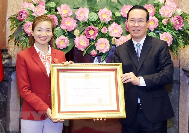 Chủ tịch nước Võ Văn Thưởng trao tặng Huân chương Lao động hạng Nhì cho vận động viên điền kinh Nguyễn Thị Oanh, đoạt 4 huy chương Vàng tại SEAGames 32.