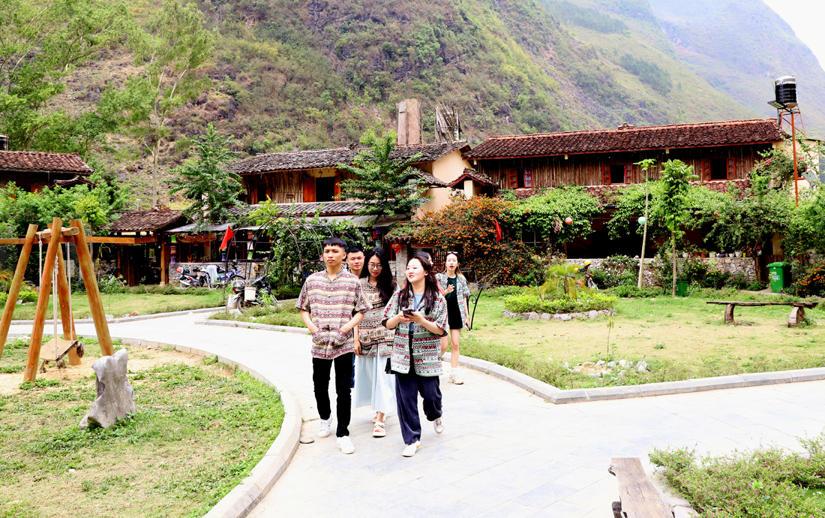 Làng văn hóa du lịch cộng đồng dân tộc Mông, thôn Pả Vị Hạ, xã Pả Vi (Mèo Vạc) thu hút đông đảo du khách đến tham quan.