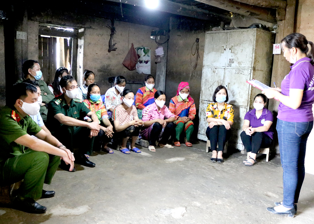 Hội Liên hiệp Phụ nữ tỉnh tuyên truyền phổ biến giáo dục pháp luật cho hội viên tại xã Thèn Chu Phìn, huyện Hoàng Su Phì.