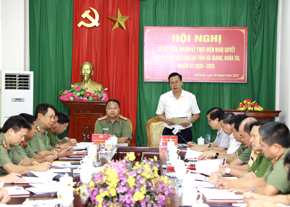 Chủ tịch UBND tỉnh Nguyễn Văn Sơn phát biểu chỉ đạo tại hội nghị
