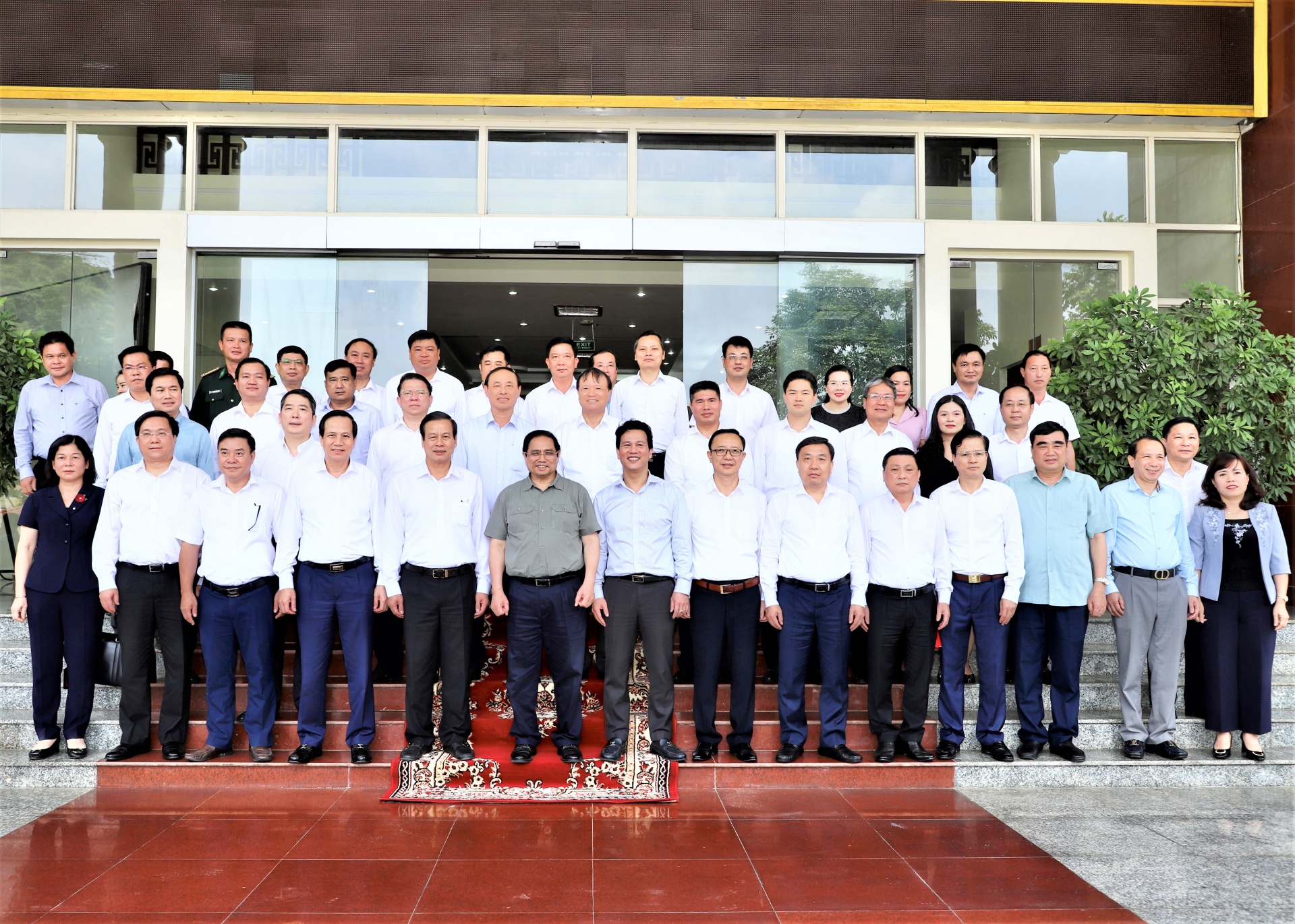 Thủ tướng Phạm Minh Chính cùng các đồng chí lãnh đạo T.Ư chụp ảnh lưu niệm với lãnh đạo tỉnh