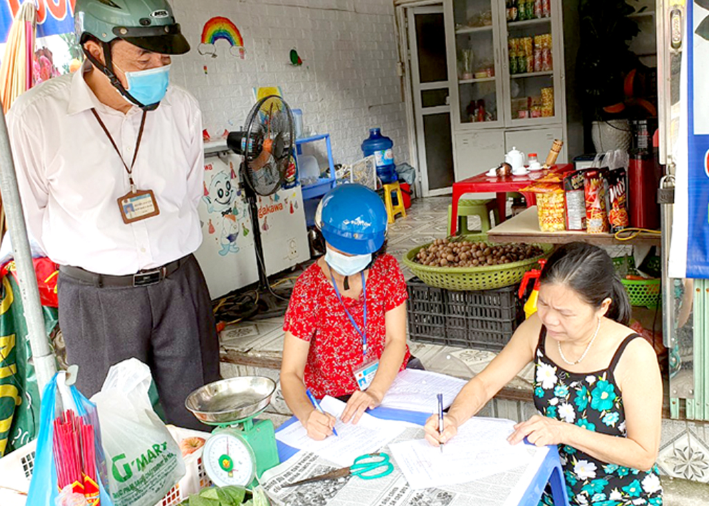 Hội Cựu chiến binh thành phố tuyên truyền, vận động người dân ký cam kết không lấn chiếm lòng đường, vỉa hè.