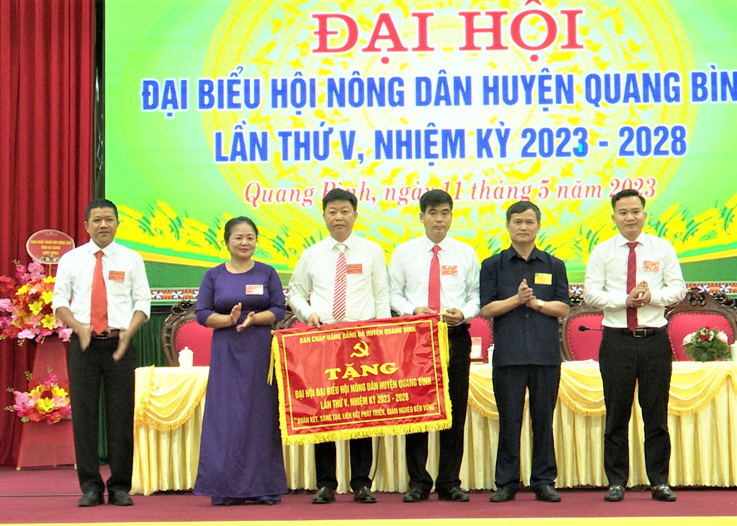 Lãnh đạo huyện Quang Bình tặng bức trướng cho Đại hội mang dòng chữ “Đoàn kết, sáng tạo, liên kết phát triển, giảm nghèo bền vững”. 