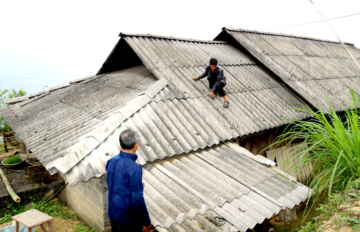 Người dân thôn Lố Thàng II, xã Thái An (Quản Bạ) kiểm tra chằng néo mái nhà.