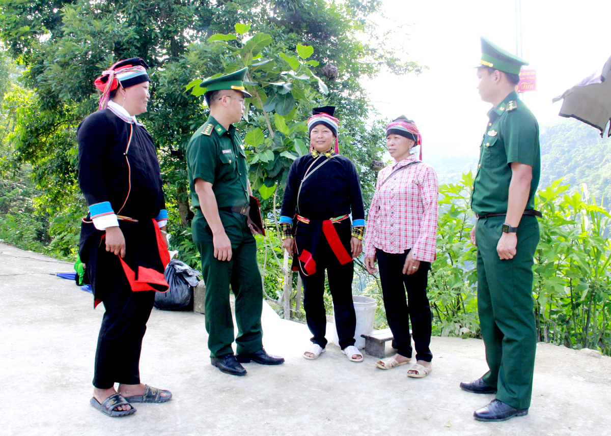 Cán bộ Đồn Biên phòng Cửa khẩu Quốc tế Thanh Thủy tuyên truyền, vận động người dân xóa bỏ hủ tục.

