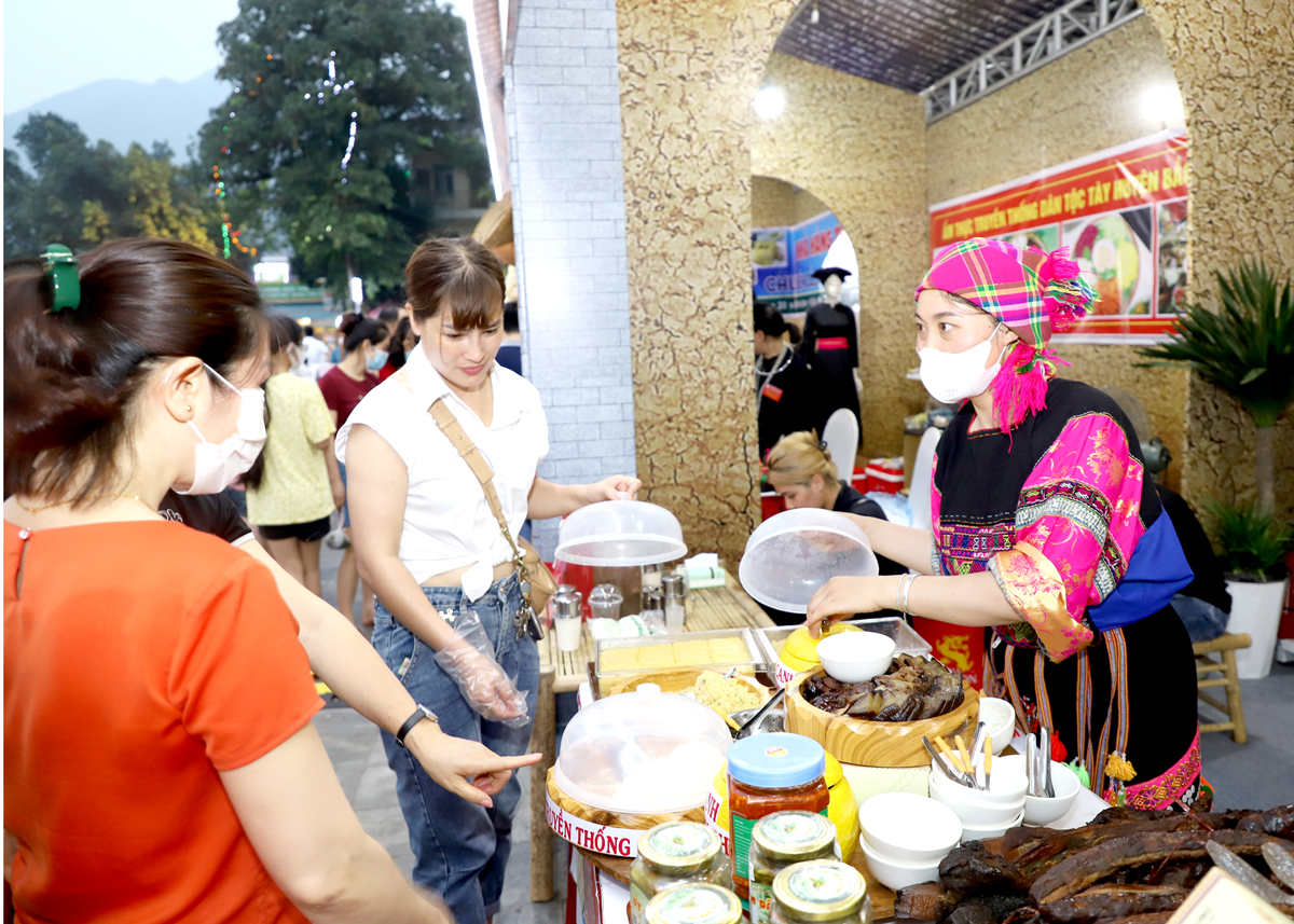 Sản phẩm nông sản đặc trưng Hà Giang được du khách thưởng thức tại Hội chợ ẩm thực 3 miền.