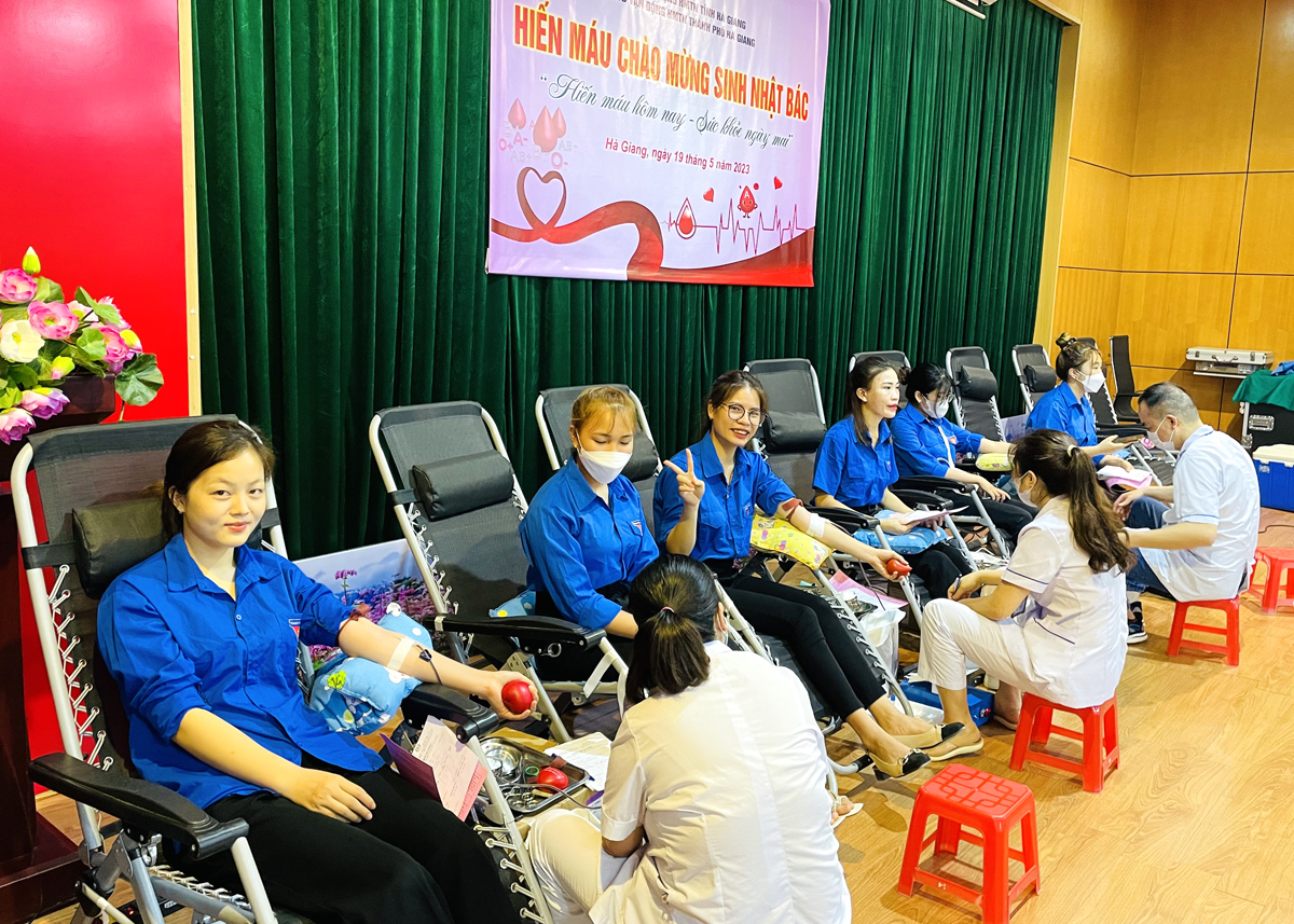 Các tình nguyện viên tham gia hiến máu tại chương trình