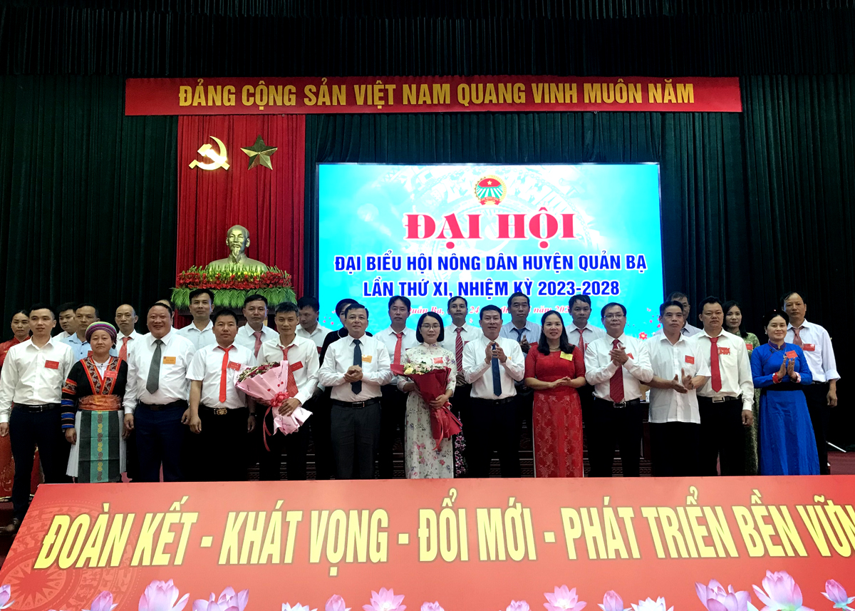 Lãnh đạo huyện Quản Bạ tặng hoa chúc mừng BCH Hội Nông dân huyện lần thứ XI.
