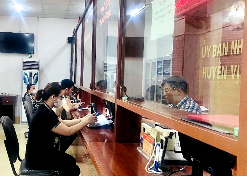 Người dân giao dịch tại Bộ phận tiếp nhận và trả kết quả thủ tục hành chính UBND huyện Vị Xuyên.