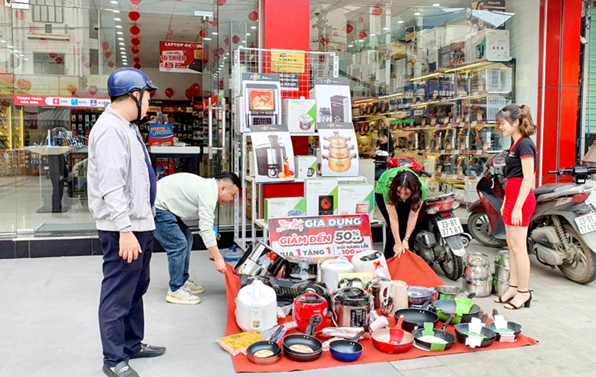 Phường Nguyễn Trãi kiên quyết xử lý những trường hợp lấn chiếm lòng đường, vỉa hè.