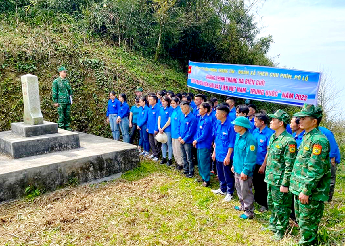 Đoàn viên, thanh niên huyện Hoàng Su Phì tổ chức chương trình Tháng Ba biên giới kết hợp tìm hiểu về Luật Biên giới quốc gia. 