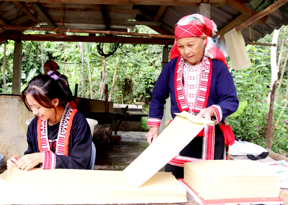 Kỹ thuật làm giấy Bản tại Làng nghề truyền thống giấy Bản dân tộc Dao thôn Thanh Sơn, thị trấn Việt Quang (Bắc Quang) được vinh danh Di sản văn hóa phi vật thể Quốc gia.