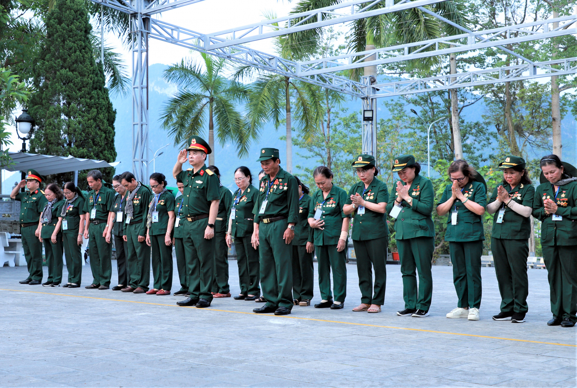 Đoàn Giao vận Quảng Đà và lãnh đạo Bộ CHQS tỉnh dành một phút tưởng nhớ các AHLS trong khuôn viên Nghĩa trang Liệt sỹ Quốc gia Vị Xuyên.
