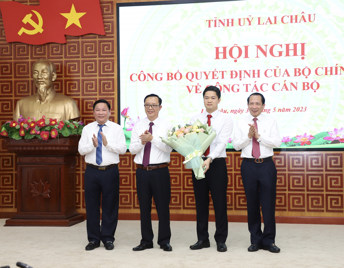 Các đồng chí lãnh đạo tỉnh tặng hoa chúc mừng đồng chí Vũ Mạnh Hà
