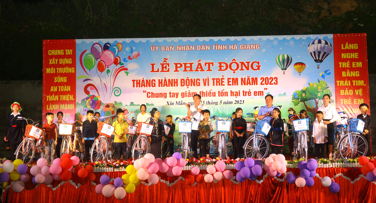 Quỹ Bảo trợ trẻ em tỉnh, lãnh đạo huyện Xín Mần và đại diện Công ty Xăng dầu Hà Giang trao tặng xe đạp cho học sinh có hoàn cảnh khó khăn.
