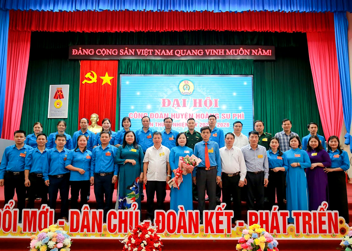 Lãnh đạo LĐLĐ tỉnh và huyện Hoàng Su Phì tặng hoa chúc mừng BCH khóa mới. Ảnh: C.T.V
