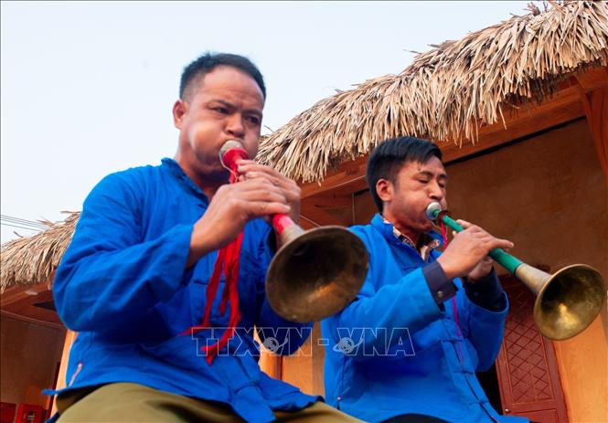 Người dân Phù Lá sinh hoạt, giao lưu văn nghệ, những làn điệu dân ca, nhạc điệu truyền thống tại nhà sinh hoạt cộng đồng.