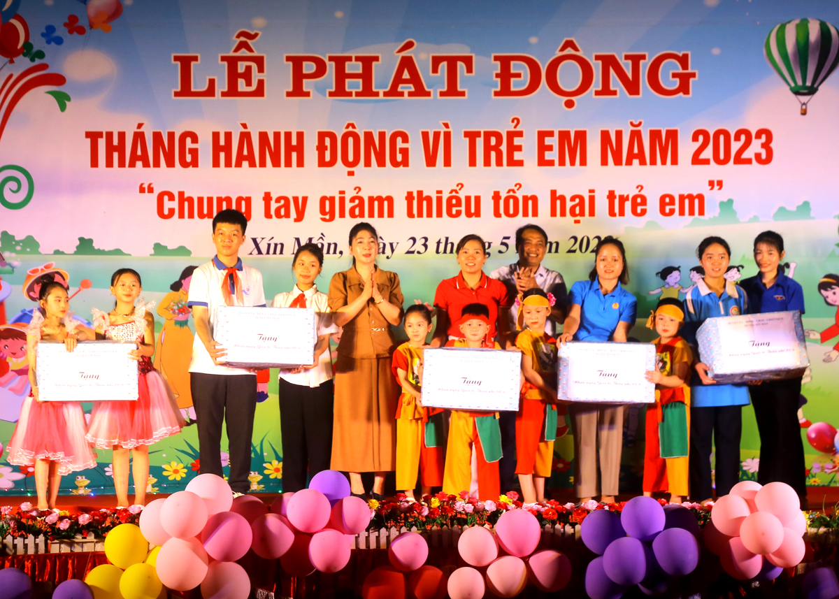 Đại diện Plan Hà Giang và lãnh đạo huyện Xín Mần tặng quà cho một số trường học trên địa bàn thị trấn Cốc Pài.
