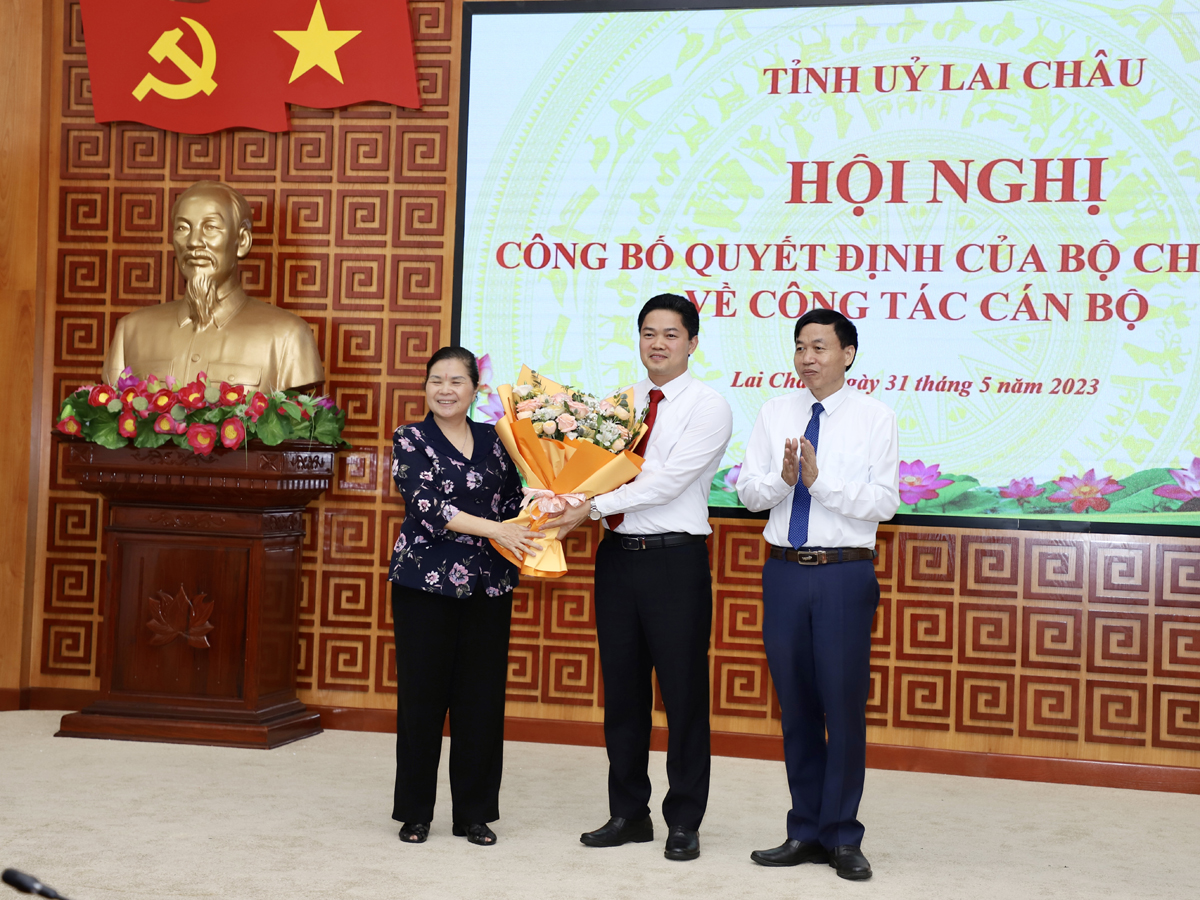 Các đồng chí Thường trực Tỉnh ủy Lai Châu tặng hoa chúc mừng đồng chí Vũ Mạnh Hà
