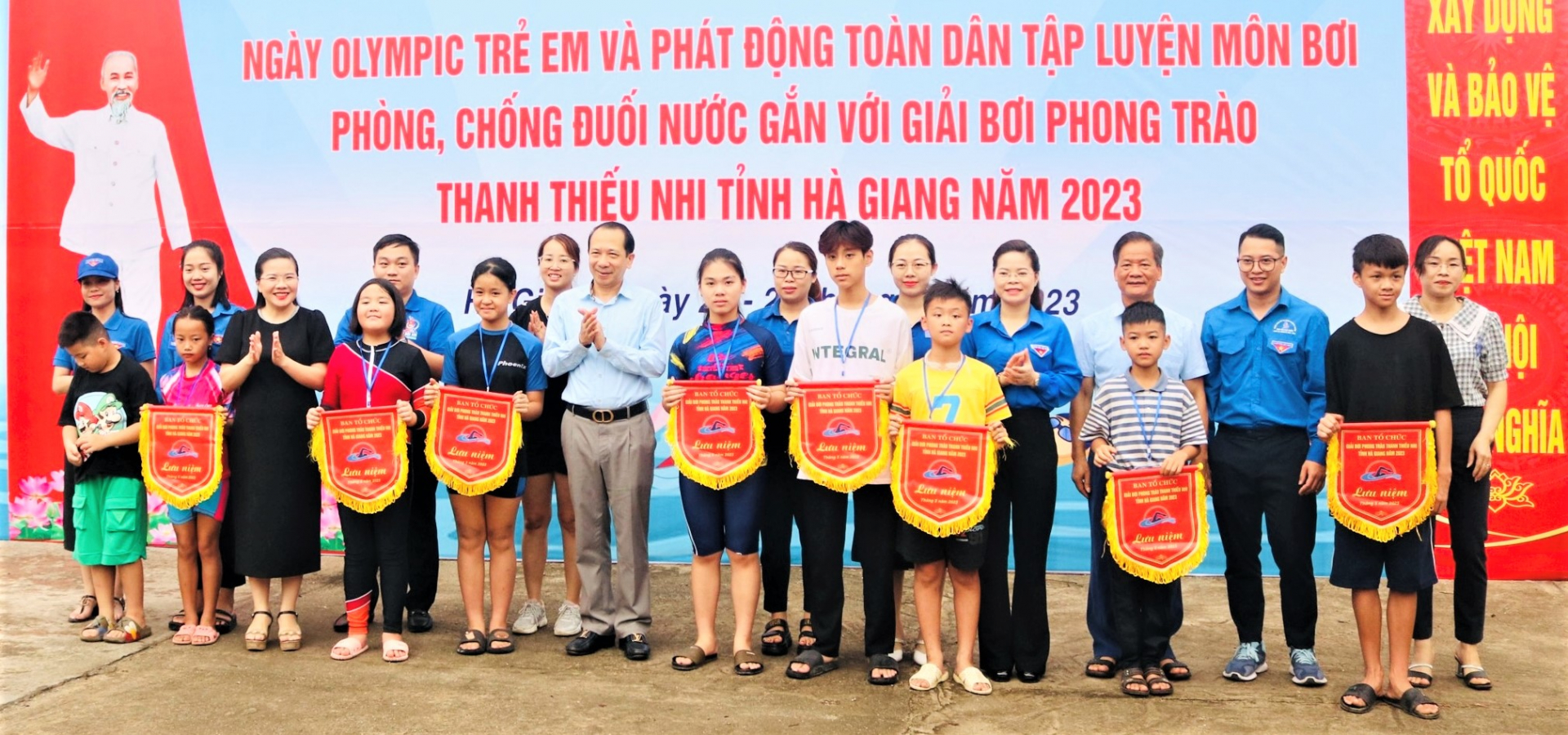 Đồng chí Trần Đức Quý, Phó Chủ tịch UBND tỉnh trao cờ lưu niệm cho các đội tham gia thi đấu.