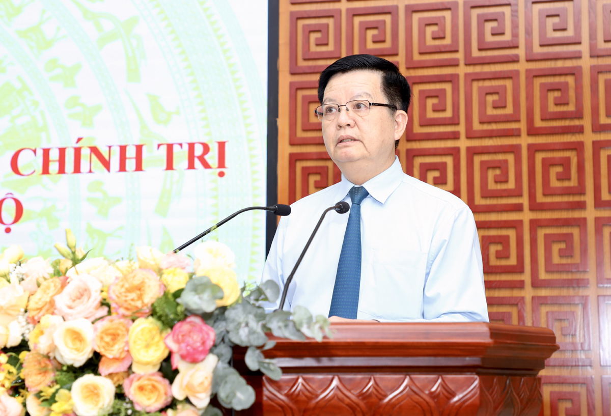 Phó Trưởng ban Thường trực Ban Tổ chức T.Ư Mai Văn Chính phát biểu tại hội nghị
