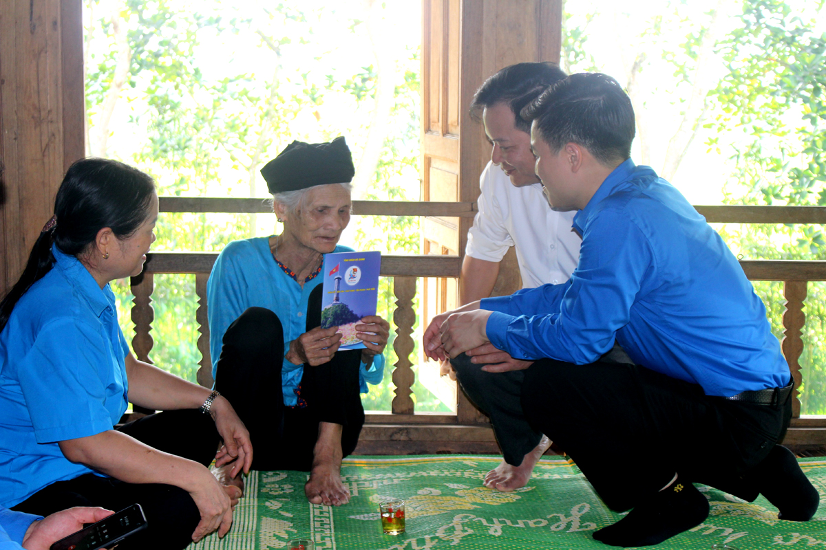 Tỉnh đoàn thăm và tặng quà cụ Hoàng Thị Hỵ là mẹ liệt sĩ tại thôn Chang, xã Xuân Giang
