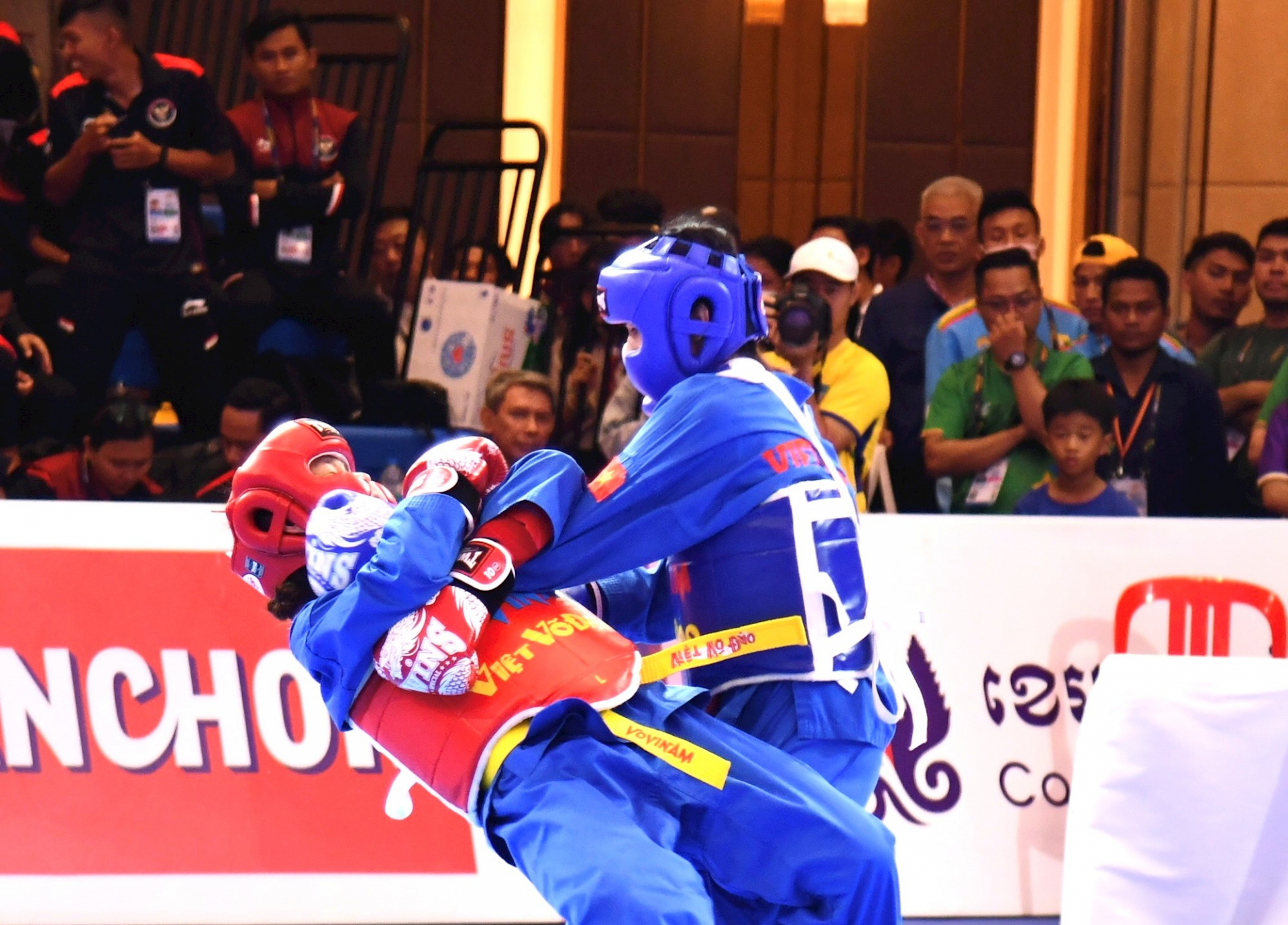 Lê Thị Hiền (áo xanh) giành chiến thắng thuyết phục trước võ sĩ Lào để
giành Huy chương vàng.