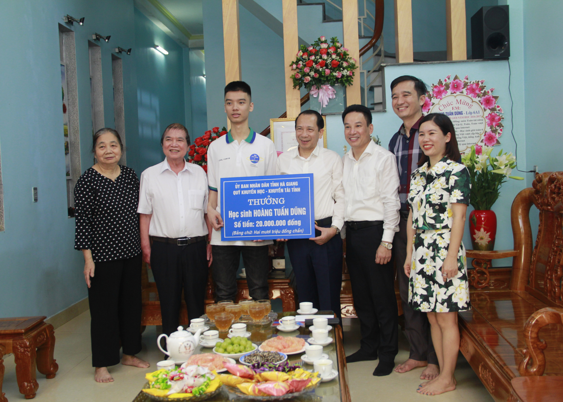 Phó Chủ tịch UBND tỉnh Trần Đức Quý trao thưởng cho học sinh Hoàng Tuấn Dũng.
