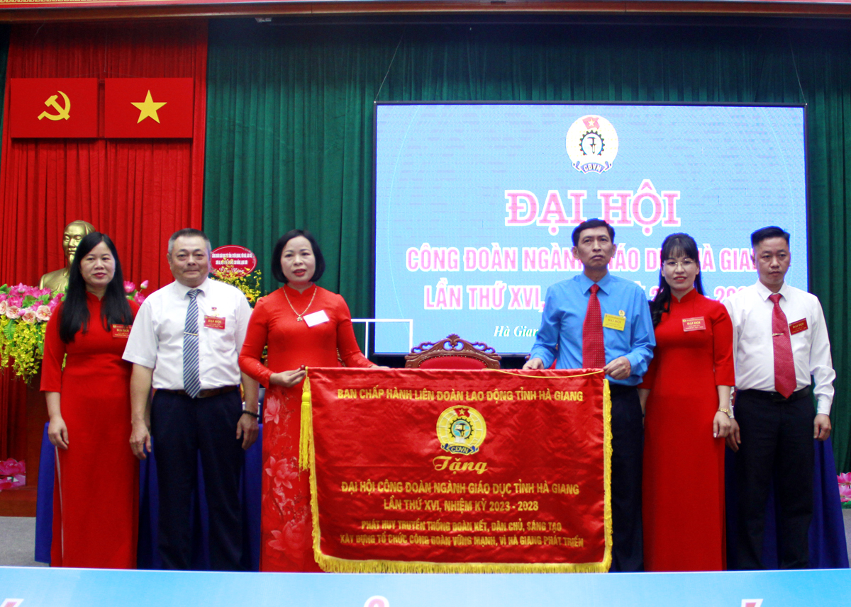 Chủ tịch Liên đoàn Lao động tỉnh Nguyễn Văn Chung tặng bức trướng chúc mừng Đại hội.
