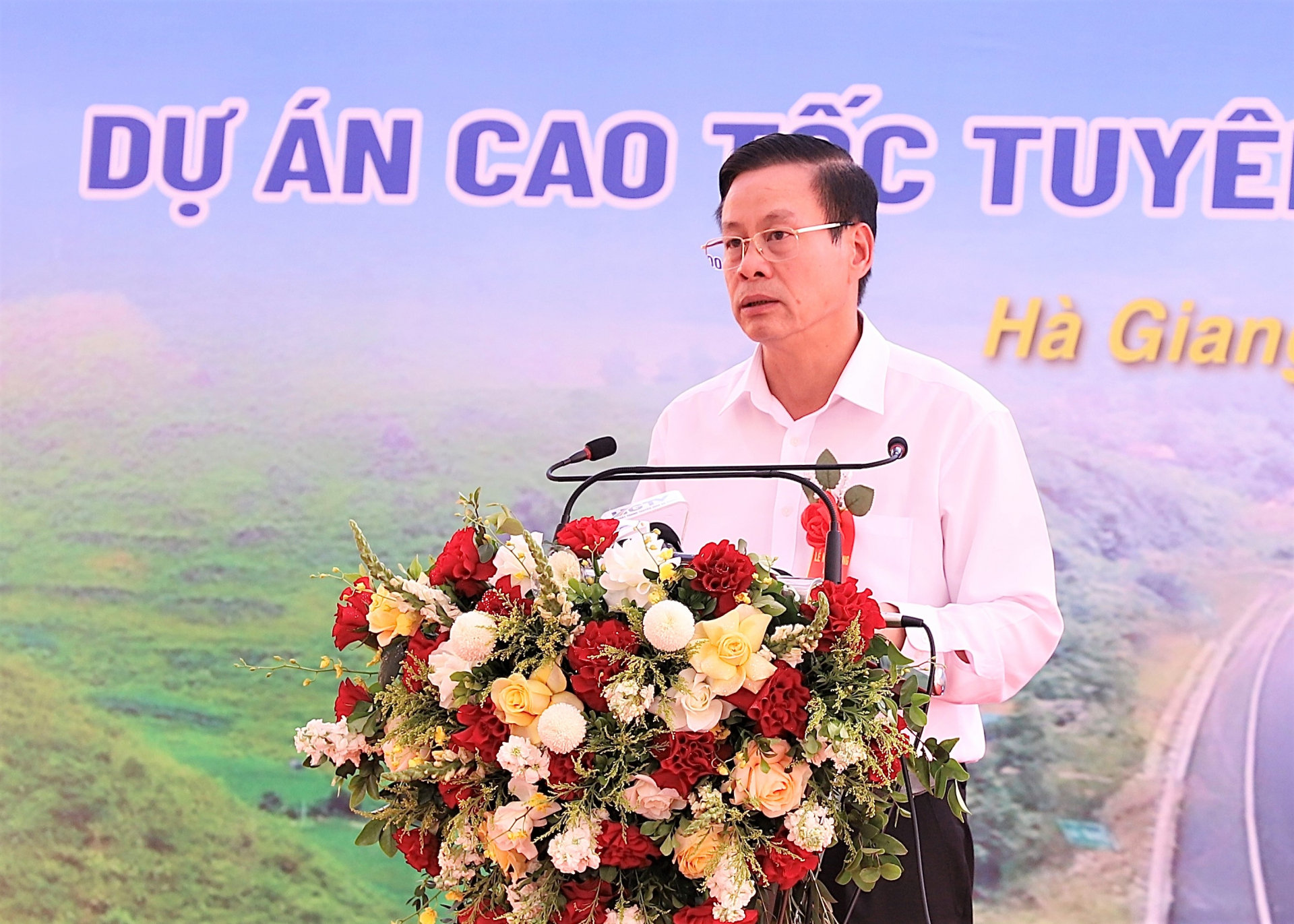 Chủ tịch UBND tỉnh Nguyễn Văn Sơn báo cáo quá trình chuẩn bị đầu tư dự án