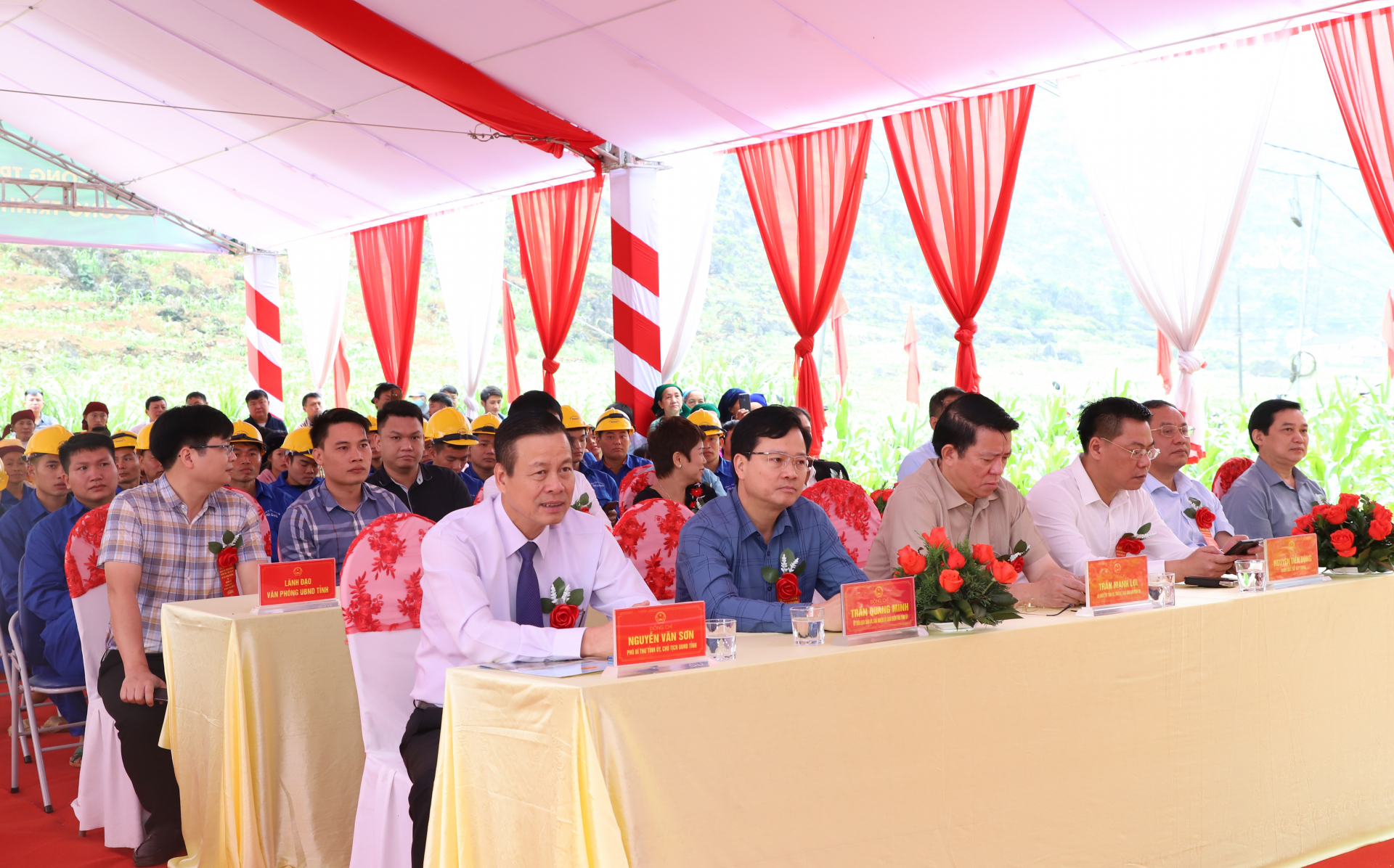 Chủ tịch UBND tỉnh Nguyễn Văn Sơn và các đại biểu dự lễ khởi công.