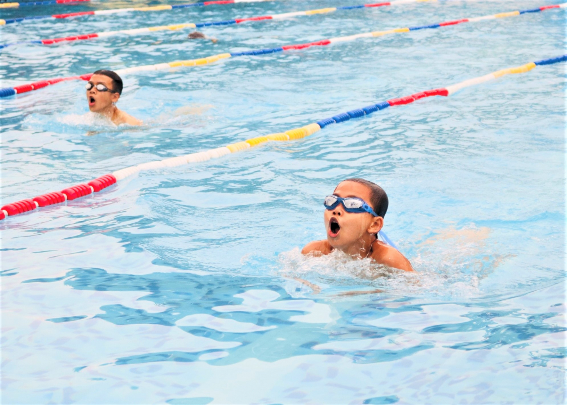 Một màn thi đấu tại Chung kết Giải bơi phong trào thanh, thiếu nhi tỉnh năm 2023.