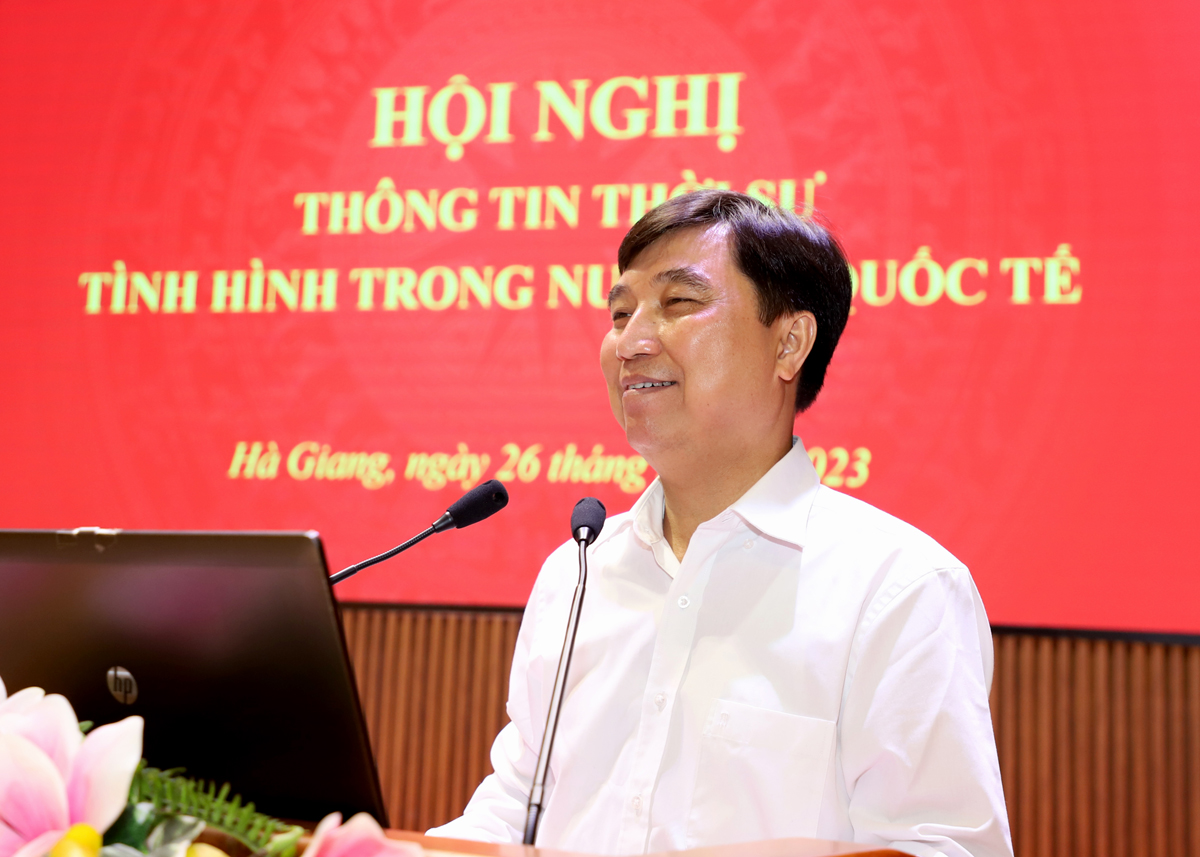 Đại tá Tô Quang Hanh truyền đạt nội dung thông tin thời sự trong nước và quốc tế.
