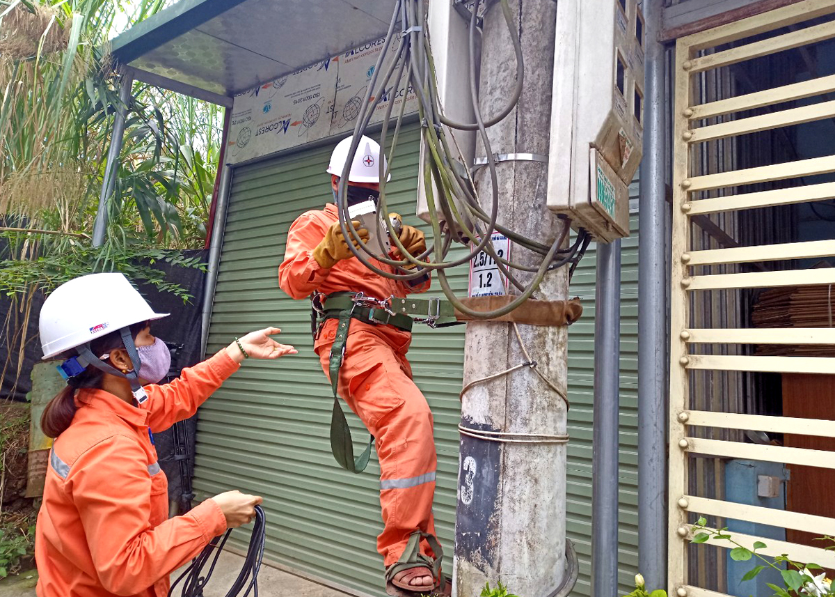 Nhân viên điện lực TP Hà Giang kiểm tra, rà soát lưới điện để đảm bảo cung ứng điện trong mùa nắng nóng
