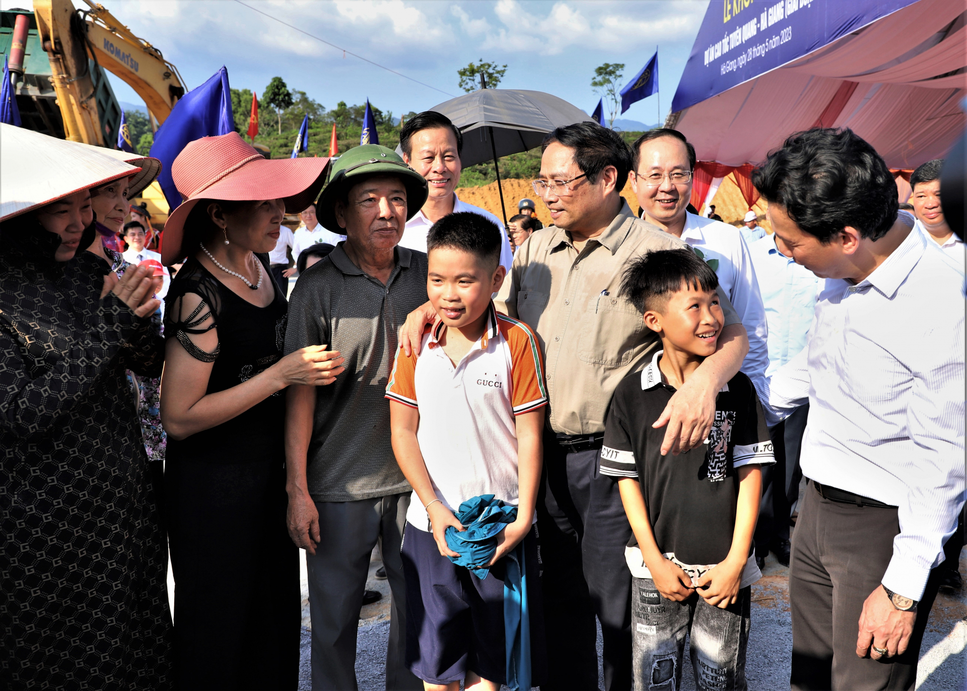 Thủ tướng Phạm Minh Chính thăm hỏi, trò chuyện cùng nhân dân vùng dự án